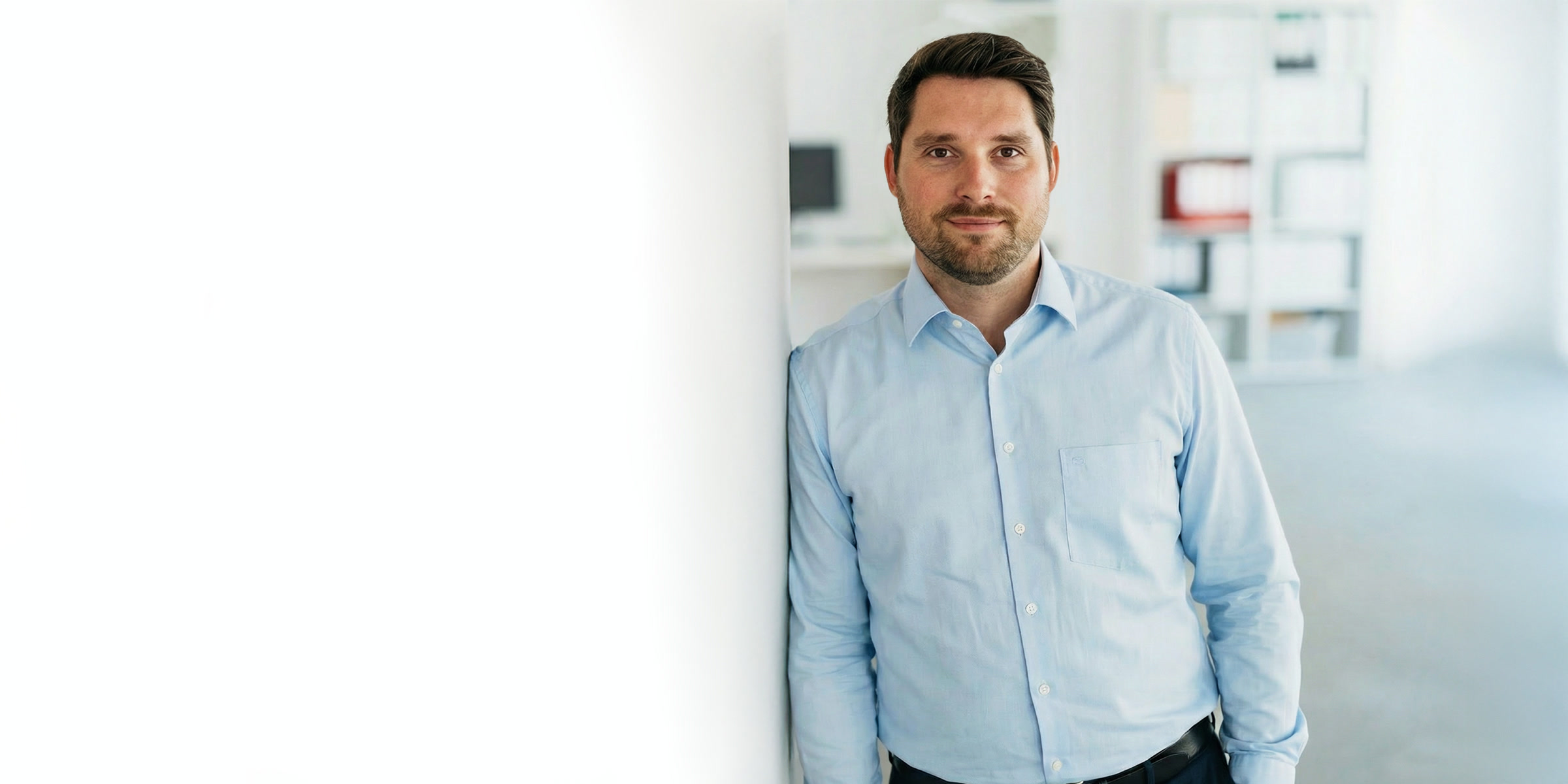 Marc Poelckow in heller Bueroumgebung